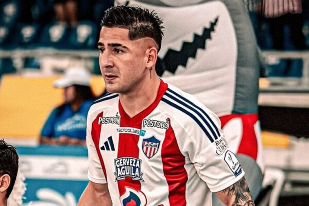 Primer plano de Guillermo Paiva con la camiseta de Junior de Barranquilla.