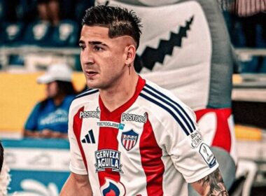 Primer plano de Guillermo Paiva con la camiseta de Junior de Barranquilla.