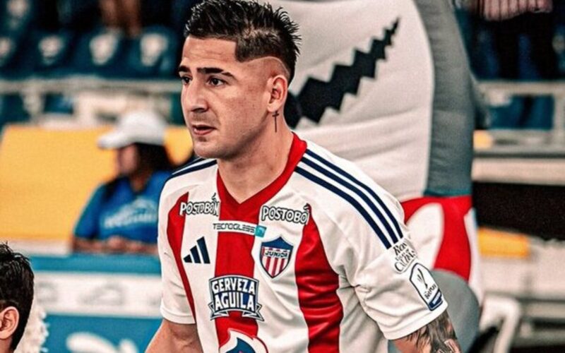 Primer plano de Guillermo Paiva con la camiseta de Junior de Barranquilla.