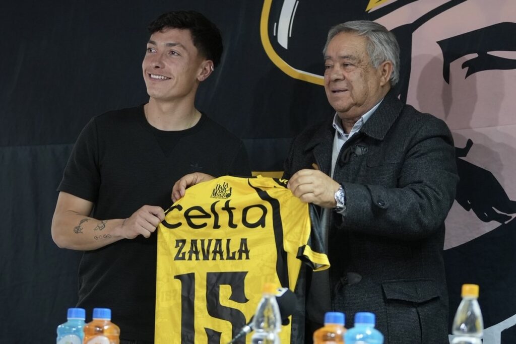 Cristián Zavala posando con la camiseta de Coquimbo Unido en su presentación.