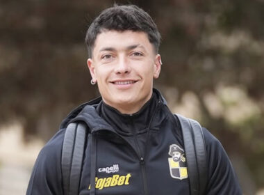 Primer plano de Cristián Zavala sonriente vistiendo indumentaria de Coquimbo Unido.