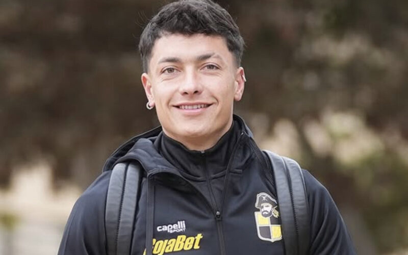 Primer plano de Cristián Zavala sonriente vistiendo indumentaria de Coquimbo Unido.