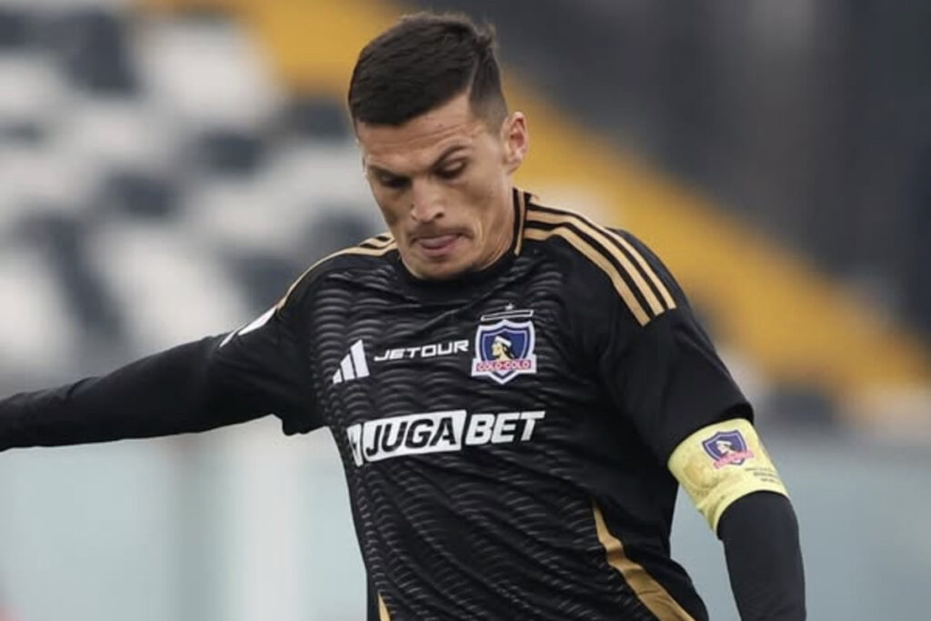 Primer plano de Lucas Cepeda jugando un partido entre Colo-Colo y Real Valladolid.