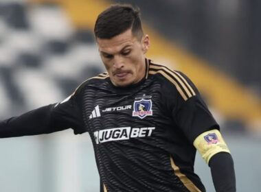 Primer plano de Lucas Cepeda jugando un partido entre Colo-Colo y Real Valladolid.