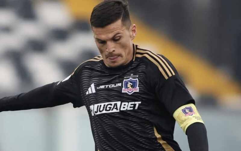 Primer plano de Lucas Cepeda jugando un partido entre Colo-Colo y Real Valladolid.