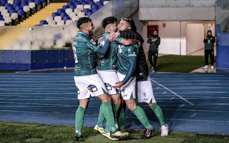 Espinoza anotando para Wanderers.