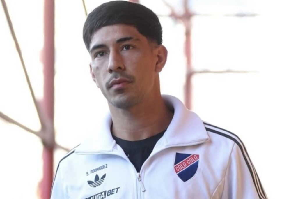 Primer plano de Salomón Rodríguez vistiendo indumentaria de Colo-Colo.