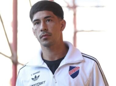 Primer plano de Salomón Rodríguez vistiendo indumentaria de Colo-Colo.