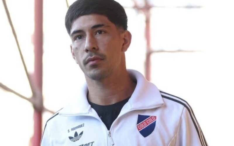 Primer plano de Salomón Rodríguez vistiendo indumentaria de Colo-Colo.