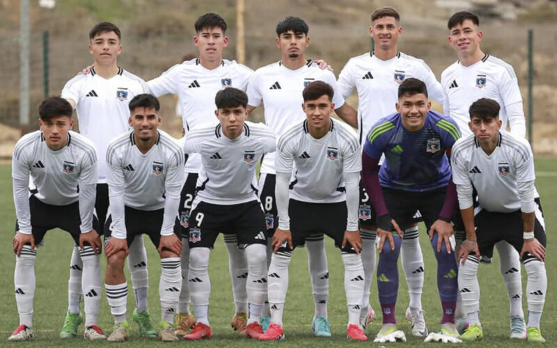 Jugadores de Colo-Colo Sub 21 antes de un partido.