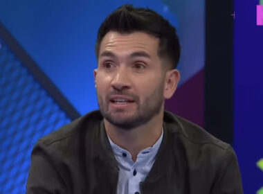 Primer plano de Carlos Villanueva durante el programa Pelota Parada.