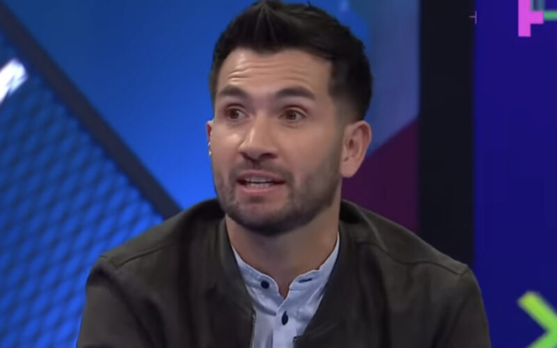 Primer plano de Carlos Villanueva durante el programa Pelota Parada.