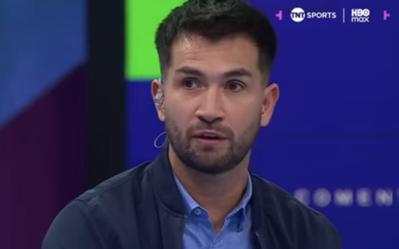 Primer plano de Carlos Villanueva en el programa Pelota Parada.