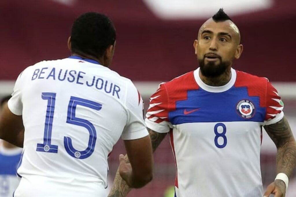 Jean Beausejour defendiendo los colores de la Selección Chilena.