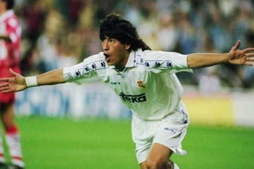 Iván Zamorano celebrando un gol con la camiseta del Real Madrid