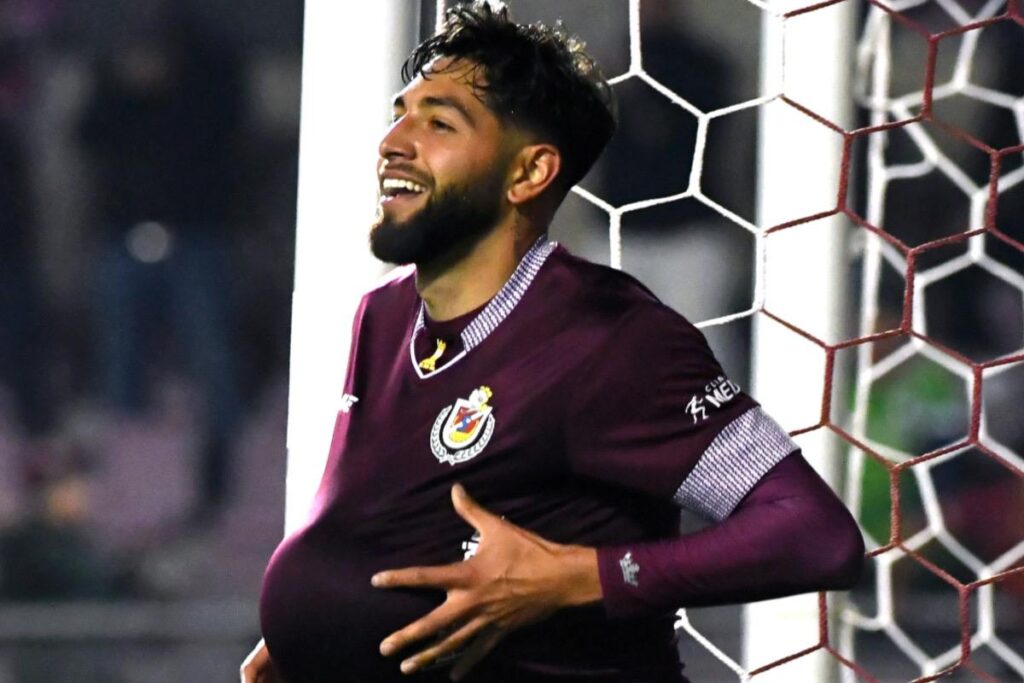 Jeyson Rojas celebrando un gol con la camiseta de Deportes la Serena