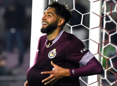 Jeyson Rojas celebrando un gol con la camiseta de Deportes la Serena