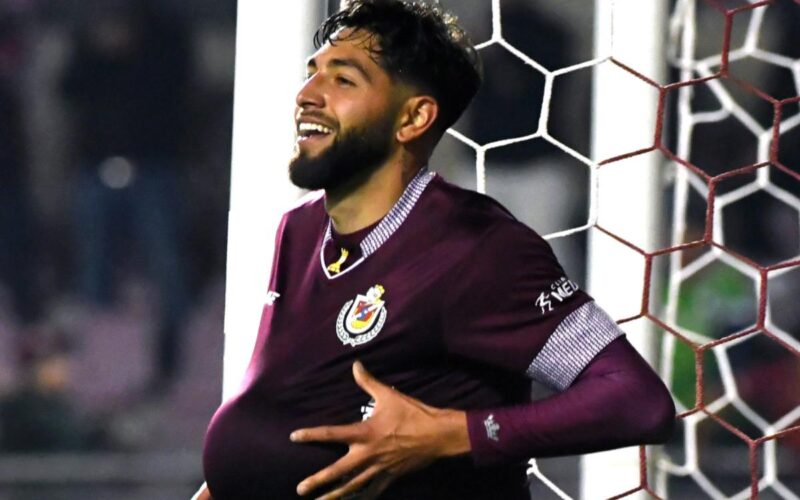 Jeyson Rojas celebrando un gol con la camiseta de Deportes la Serena