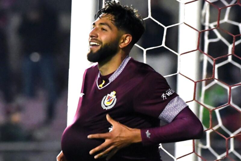 Jeyson Rojas celebrando un gol con la camiseta de Deportes la Serena