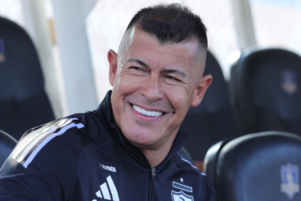 Primer plano al rostro de Jorge Almirón en el Estadio Monumental.