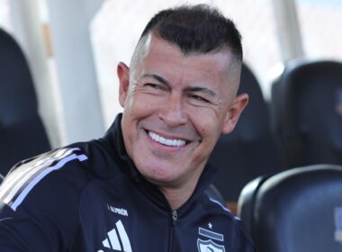 Primer plano al rostro de Jorge Almirón en el Estadio Monumental.