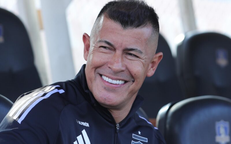 Primer plano al rostro de Jorge Almirón en el Estadio Monumental.