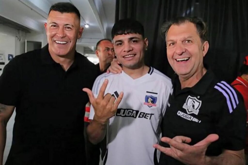Jorge Almirón, Claudio Aquino y Aníbal Mosa en la presentación de la camiseta de Colo-Colo.