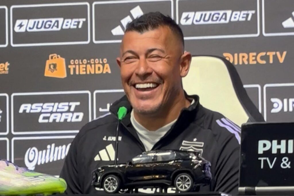Jorge Almirón en una conferencia de prensa en el Estadio Monumental.