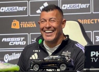 Jorge Almirón en una conferencia de prensa en el Estadio Monumental.