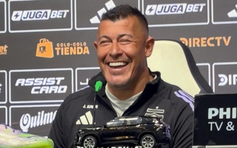 Jorge Almirón en una conferencia de prensa en el Estadio Monumental.