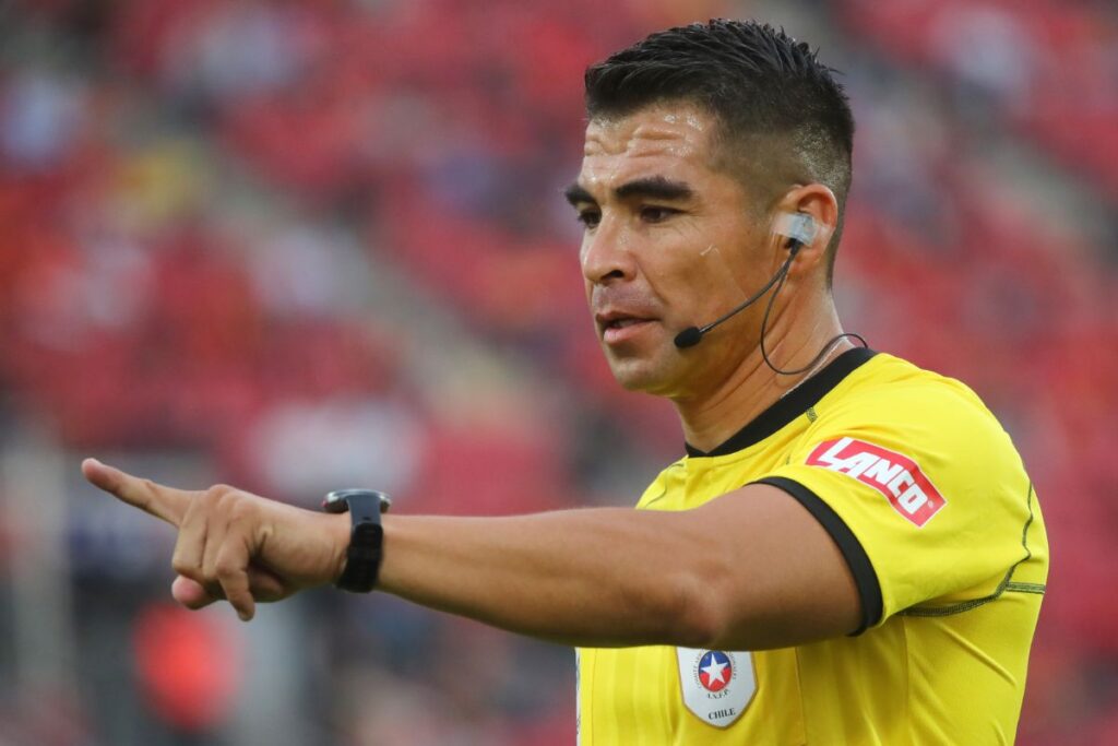 José Cabero dirigiendo en la Liga de Primera