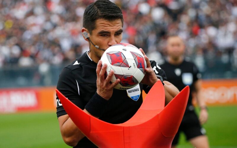 José Cabero dirigiendo a Colo-Colo