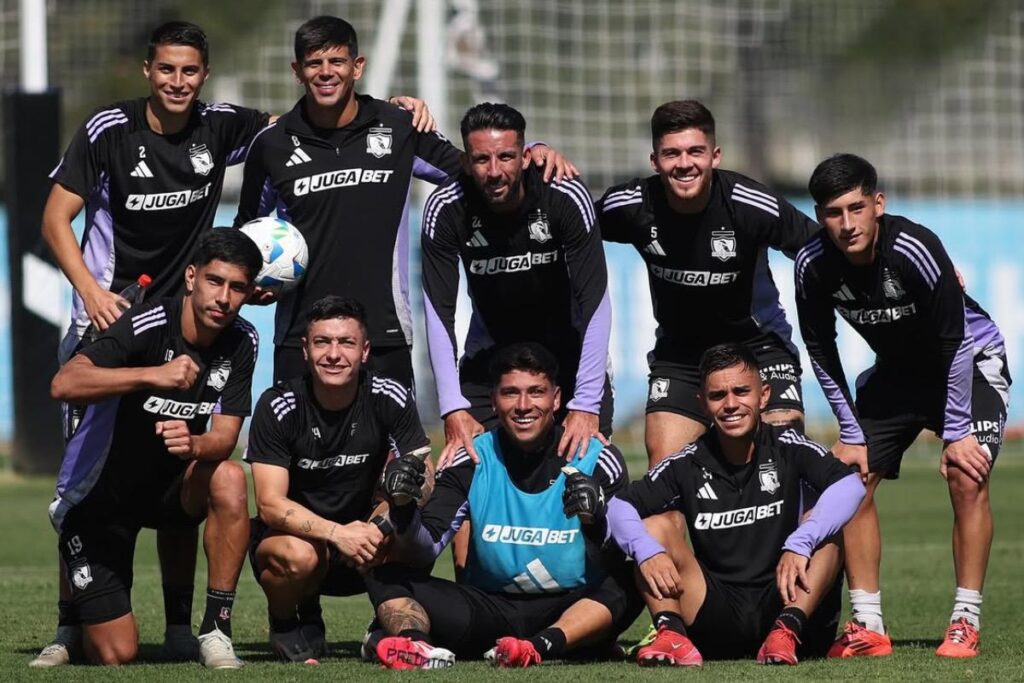Jugadores de Colo-Colo en un entrenamiento en el Estadio Monumental.