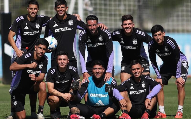 Jugadores de Colo-Colo en un entrenamiento en el Estadio Monumental.