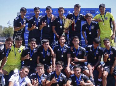 Juvenil de Colo-Colo campeón de torneo amistoso en 2022.