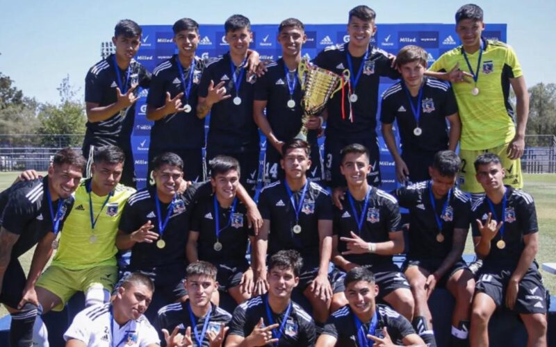 Juvenil de Colo-Colo campeón de torneo amistoso en 2022.