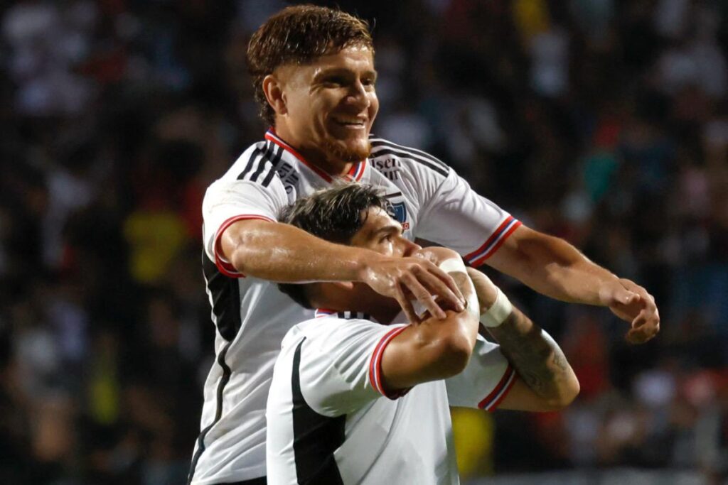 Leonardo Gil y Carlos Palacios celebrando un gol con Colo-Colo vs Everton.