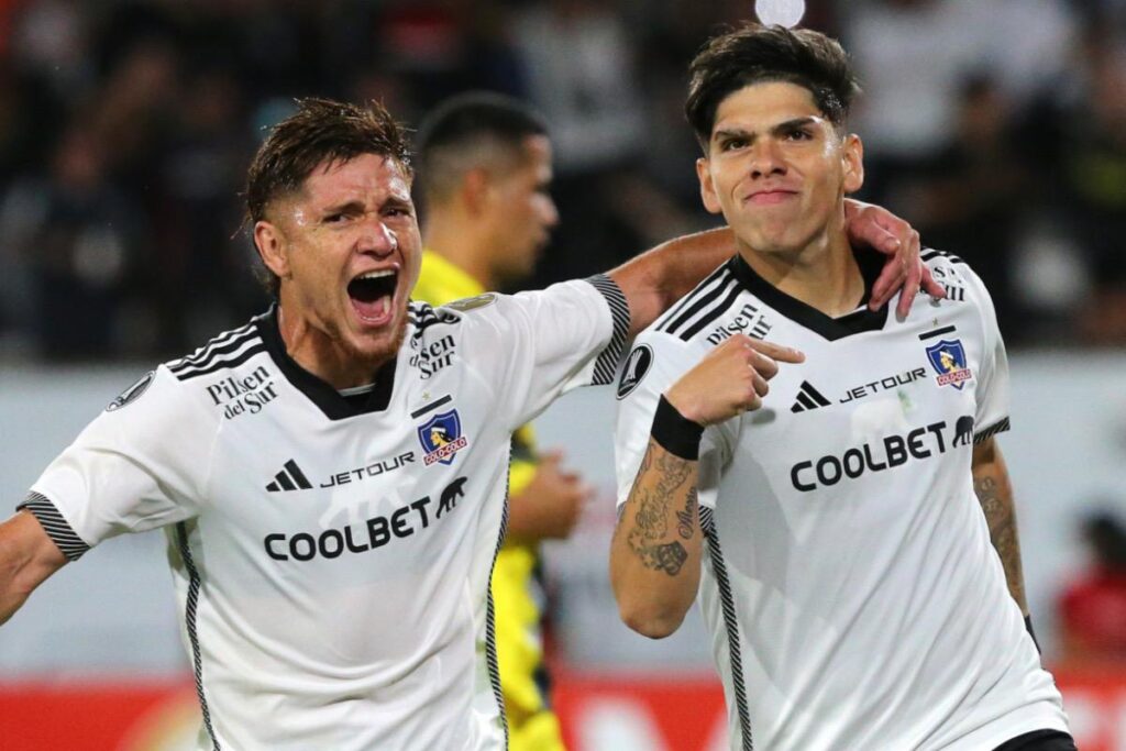 Leonardo Gil y Carlos Palacios celebrando un gol de Colo-Colo vs Sportivo Trinidense por la Copa Libertadores 2024.