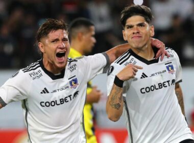 Leonardo Gil y Carlos Palacios celebrando un gol de Colo-Colo vs Sportivo Trinidense por la Copa Libertadores 2024.