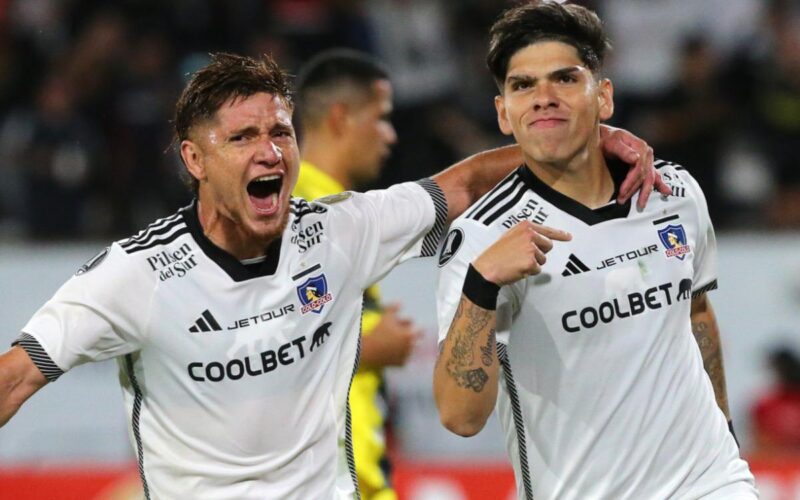 Leonardo Gil y Carlos Palacios celebrando un gol de Colo-Colo vs Sportivo Trinidense por la Copa Libertadores 2024.