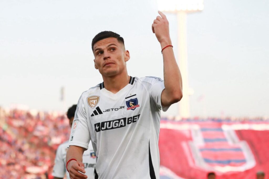 Lucas Cepeda haciendo gestos a la barra de Universidad de Chile en el Superclásico.