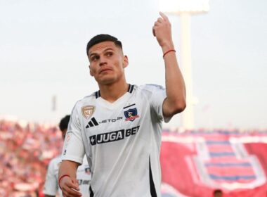 Lucas Cepeda haciendo gestos a la barra de Universidad de Chile en el Superclásico.