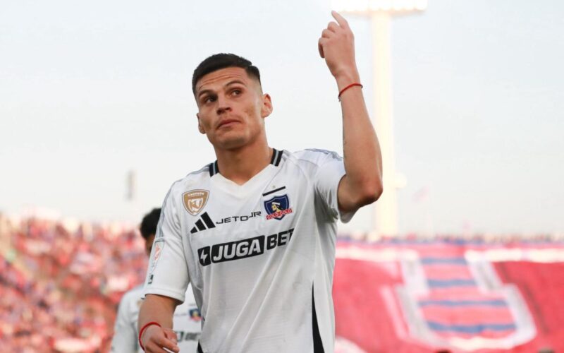 Lucas Cepeda haciendo gestos a la barra de Universidad de Chile en el Superclásico.