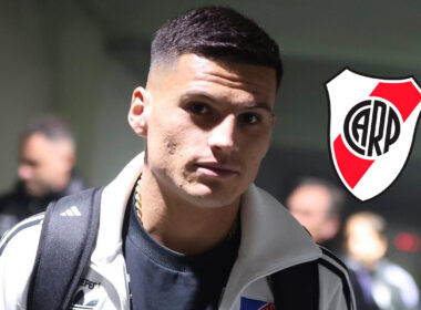 Primer plano de Lucas Cepeda junto al escudo de River Plate.