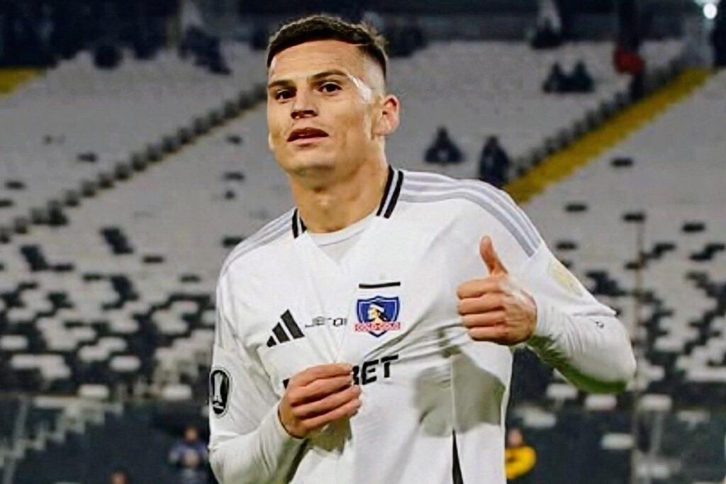 Lucas Cepeda celebrando un gol anulado contra Racing Club con Colo-Colo en el Estadio Monumental. Sebastián Ríos.