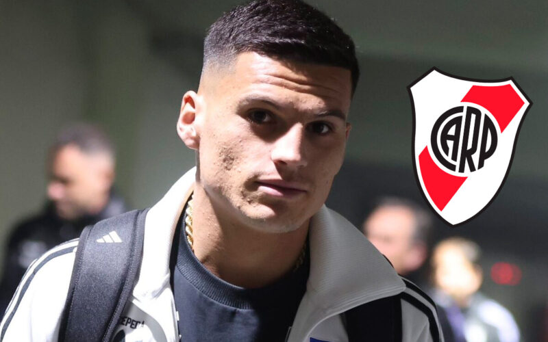 Primer plano de Lucas Cepeda junto al escudo de River Plate.