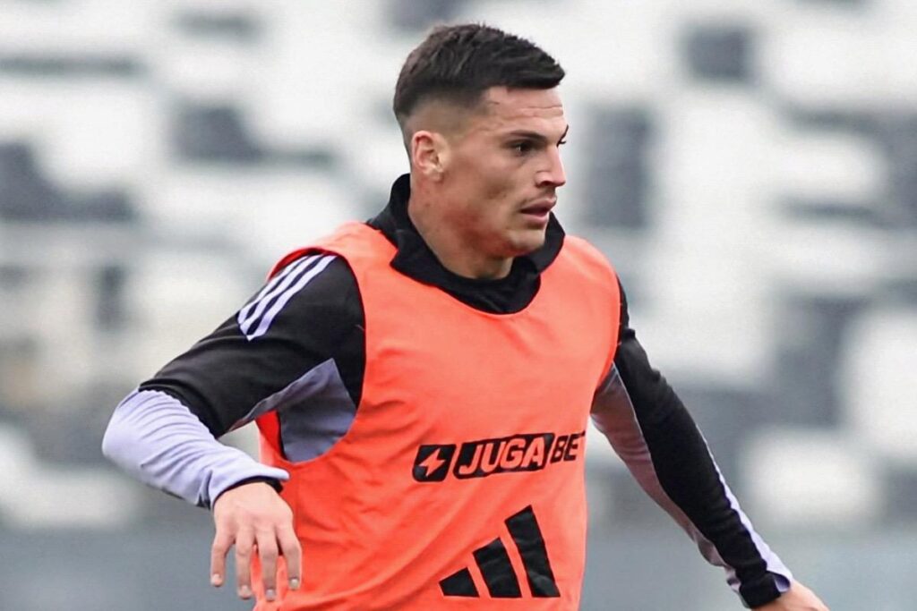 Lucas Cepeda en un entrenamiento de Colo-Colo.