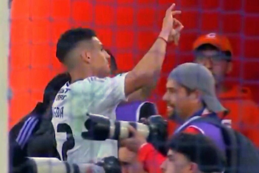 Lucas Cepeda gesto de penetración contra la barra de la U.