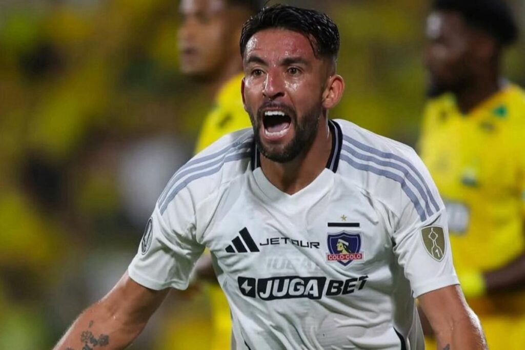 Primer plano a Mauricio Isla durante el partido de Atlético Bucaramanga vs Colo-Colo.