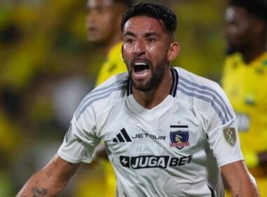 Primer plano a Mauricio Isla durante el partido de Atlético Bucaramanga vs Colo-Colo.